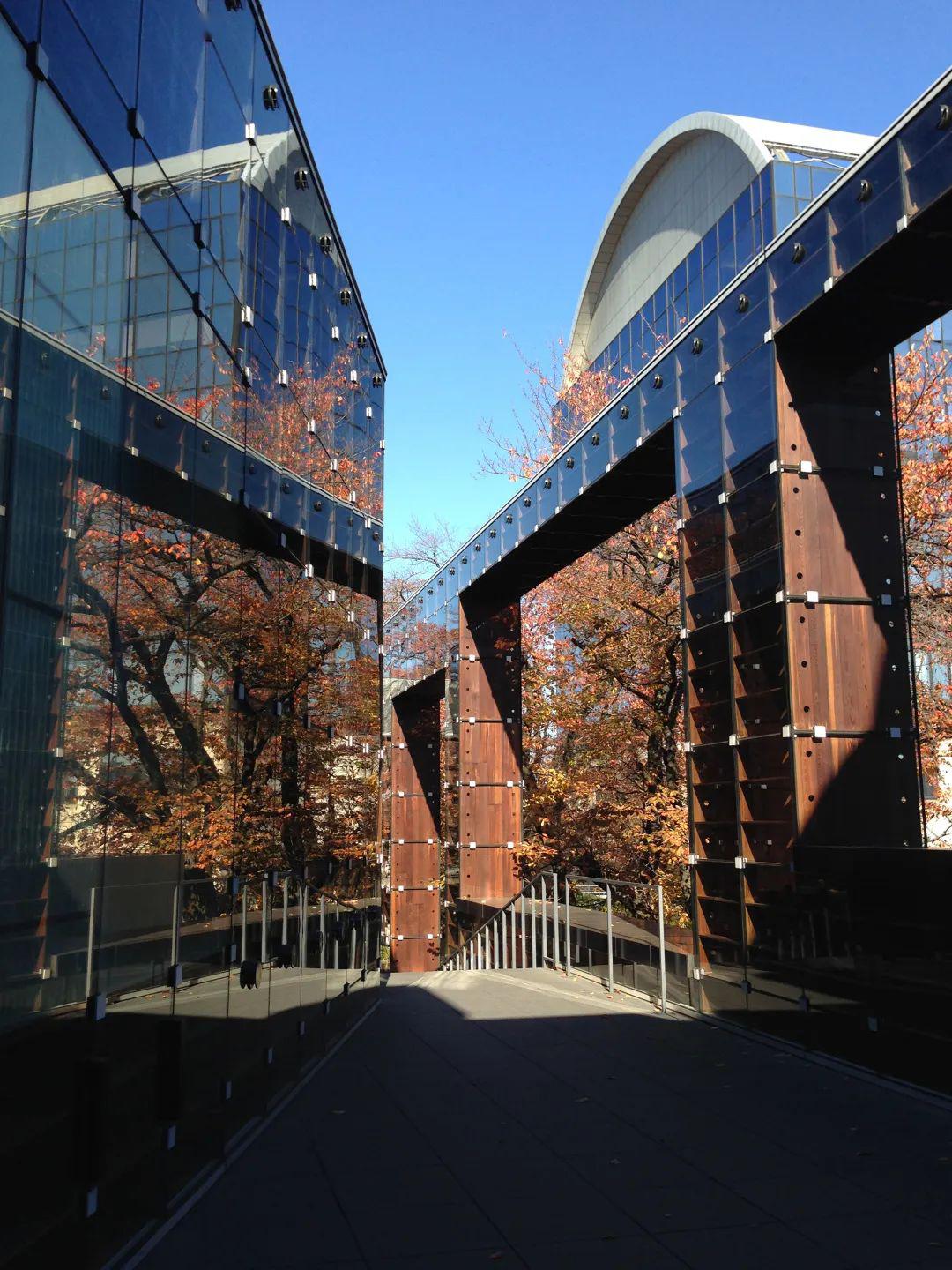 武藏野美术大学图书馆二层出口视景