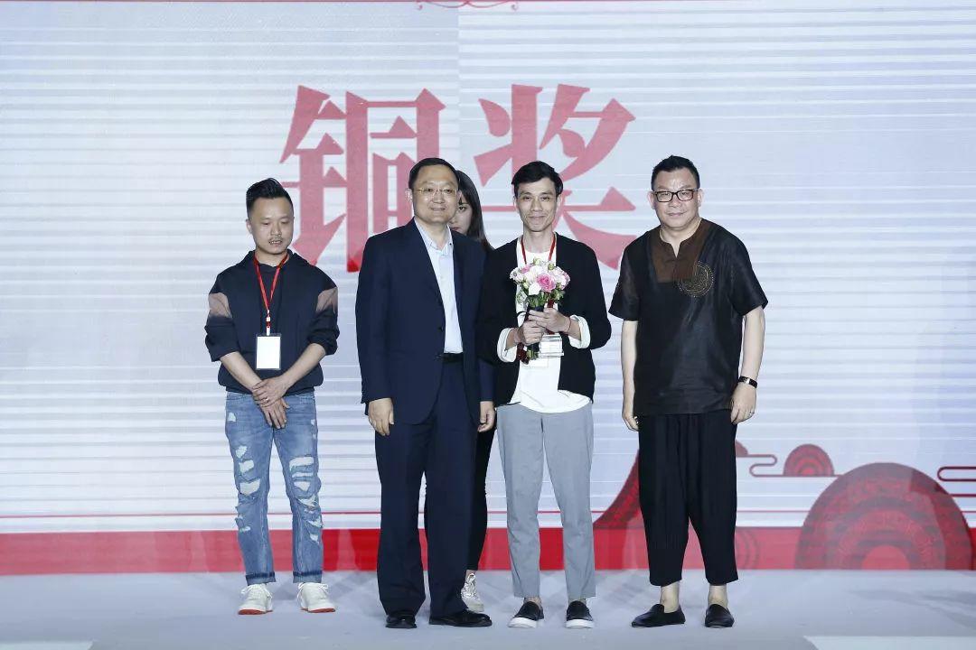 作品《苏州情怀》陈丽艳,作品《影中人》魏启迪,作品《相生》张秋池